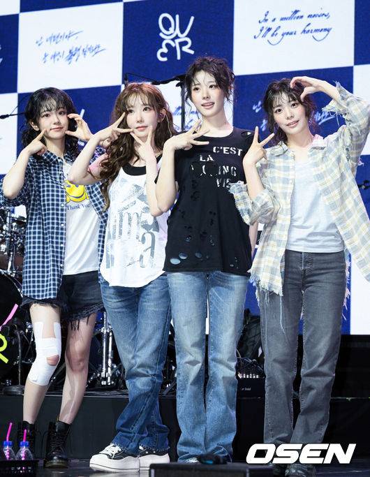 [OSEN=조은정 기자]QWER(쵸단, 마젠타, 히나, 시연) 미니 3집 ‘난 네 편이야, 온 세상이 불협일지라도’ 발매 기념 미디어 쇼케이스가 9일 서울 서대문구 예스24 원더로크홀에서 열렸다. 미니 3집 ‘난 네 편이야, 온 세상이 불협일지라도’는 QWER이 쌓아온 밝고 희망찬 성장 서사 속에 불협의 시간을 함께 이겨낸 네 멤버가 변치 않는 미래를 다짐하는 앨범이다. QWER이 포즈를 취하고 있다. 2025.06.09 /cej@osen.co.kr