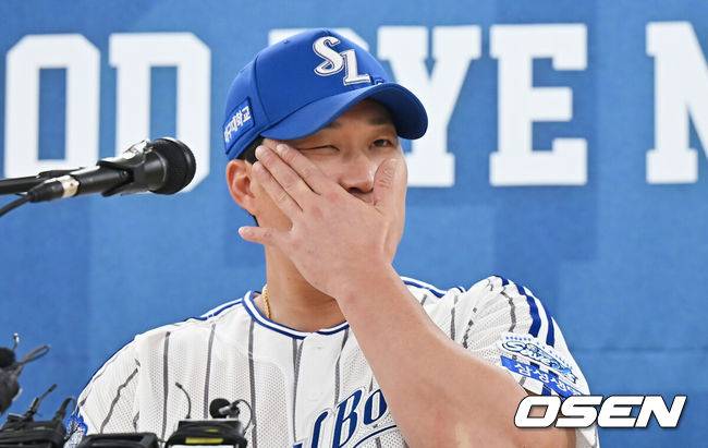 [OSEN=대구, 이석우 기자] 30일 대구삼성라이온즈파크에서 2025 신한 SOL 뱅크 KBO 리그 삼성 라이온즈와 KIA 타이거즈의 경기가 열린다. '끝판대장' 오승환(43·삼성 라이온즈)이 21년 간의 프로 생활을 마치고 30일 대구 삼성라이온즈파크에서 KBO리그 KIA 타이거즈전을 마치고 은퇴식을 가진다.삼성 라이온즈 오승환이 기자회견을 하고 있다. 2025.09.30 / foto0307@osen.co.kr