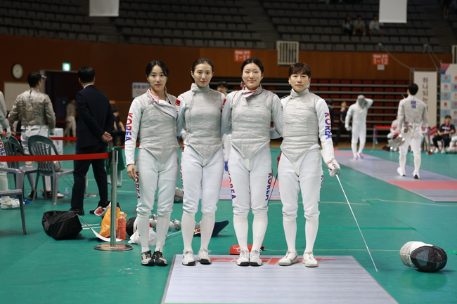 모별이, 김현진, 홍세나, 오혜미로 구성된 인천중구청 여자 플러레 팀이 9월29과 30일에 부산스포원파크 금정실내체육관에서 개최된 제106회 전국체육대회 펜싱 여자 플러레 단 체전에서 서울선발 팀을 상대로 선전했지만 아쉽게 패하며 준우승을 차지했다. / 스포노베이션