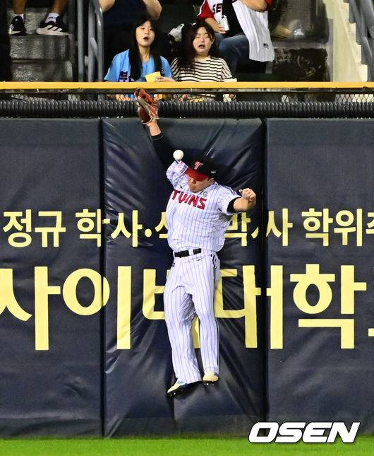 [OSEN=잠실, 지형준 기자] 30일 서울 잠실구장에서 ‘2025 신한 SOL Bank KBO리그’ LG 트윈스와 두산 베어스의 시즌 16차전이 열렸다.LG는 정규시즌 우승 매직넘버가 ‘1’이다. 승리를 한다면, 우승을 결정짓게 된다. 9위가 확정된 두산은 시즌 최종전이다.&nbsp;LG는 송승기, 두산은 콜어빈이 선발로 나섰다.2회초 1사에서 LG 문보경이 두산 김재환의 2루타에 점프 캐치를 시도하고 있다. 2025.09.30 /jpnews@osen.co.kr