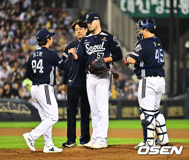 [OSEN=잠실, 지형준 기자] 30일 서울 잠실구장에서 ‘2025 신한 SOL Bank KBO리그’ LG 트윈스와 두산 베어스의 시즌 16차전이 열렸다.LG는 정규시즌 우승 매직넘버가 ‘1’이다. 승리를 한다면, 우승을 결정짓게 된다. 9위가 확정된 두산은 시즌 최종전이다.&nbsp;LG는 송승기, 두산은 콜어빈이 선발로 나섰다.6회말 1사 1,2루에서 두산 콜어빈이 교체되며 팬들에게 인사를 하고 있다. 2025.09.30 /jpnews@osen.co.kr