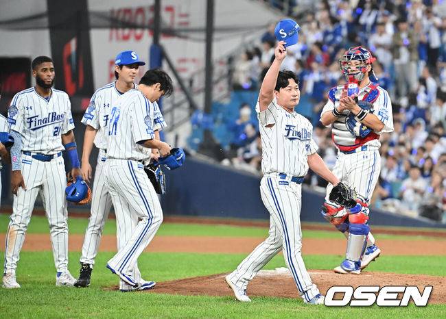 [OSEN=대구, 이석우 기자] 30일 대구삼성라이온즈파크에서 2025 신한 SOL 뱅크 KBO 리그 삼성 라이온즈와 KIA 타이거즈의 경기가 열렸다. 홈팀 삼성은 후라도가, 방문팀 KIA는 김태형이 선발 출전했다. 삼성 라이온즈 오승환이 마지막 투구를 마치고 팬들에 인사를 하고 있다. 2025.09.30 / foto0307@osen.co.kr