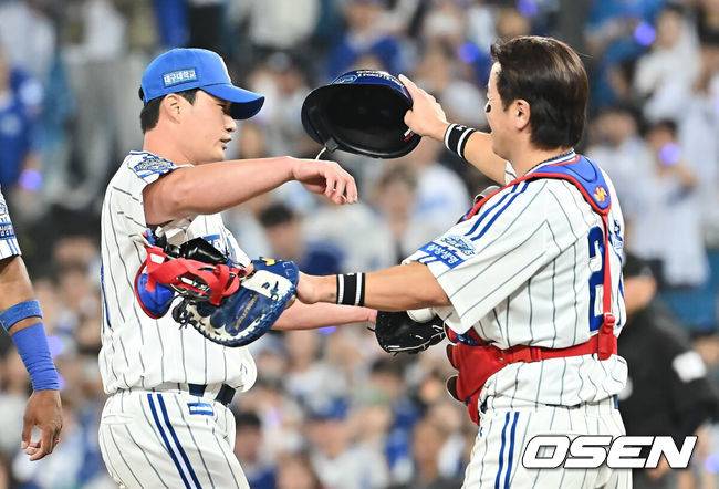 [OSEN=대구, 이석우 기자] 30일 대구삼성라이온즈파크에서 2025 신한 SOL 뱅크 KBO 리그 삼성 라이온즈와 KIA 타이거즈의 경기가 열렸다. 홈팀 삼성은 후라도가, 방문팀 KIA는 김태형이 선발 출전했다. 삼성 라이온즈 오승환이 마지막 투구를 마치고 강민호와 인사하고 있다. 2025.09.30 / foto0307@osen.co.kr