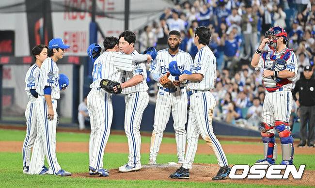[OSEN=대구, 이석우 기자] 30일 대구삼성라이온즈파크에서 2025 신한 SOL 뱅크 KBO 리그 삼성 라이온즈와 KIA 타이거즈의 경기가 열렸다. 홈팀 삼성은 후라도가, 방문팀 KIA는 김태형이 선발 출전했다. 삼성 라이온즈 오승환이 마지막 투구를 마치고 선수들과 인사하고 있다. 2025.09.30 / foto0307@osen.co.kr