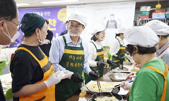 김동연 경기도지사(왼쪽 두 번째)가 시흥체육관에서 봉사자들과 동태전을 부치고 있다. 경기도 제공