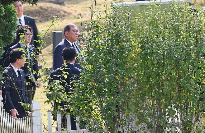 한일 정상회담을 위해 방한한 이시바 시게루 일본 총리가 30일 부산 금정구 영락공원 의인 이수현씨 묘를 참배하기 위해 이동하고 있다.. 2025.9.30 연합뉴스