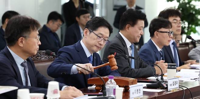 김경수 대통령직속 지방시대위원장이 30일 세종시 어진동 지방시대위원회에서 새 정부 출범 후 첫번째로 열린 제22차 지방시대위원회 본회의를 시작하며 의사봉을 두드리고 있다. 뉴스1