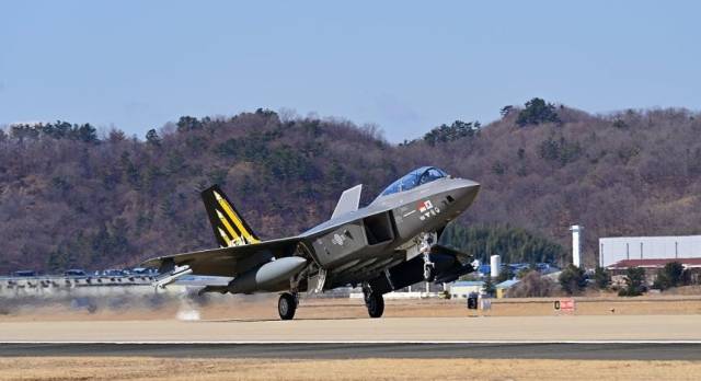 공군 사천기지에서 국산 초음속 전투기 KF-21 ‘보라매’가 이륙하고 있다. 사진 제공=공군