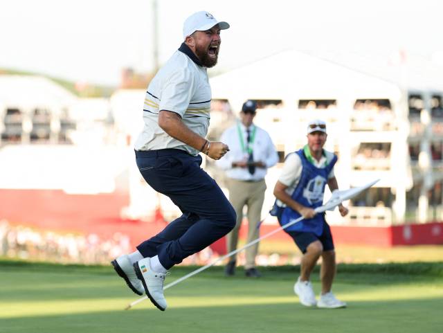 유럽의 라이더컵 수성을 확정하는 버디 퍼트를 넣고 환호하는 셰인 라우리. AFP연합뉴스