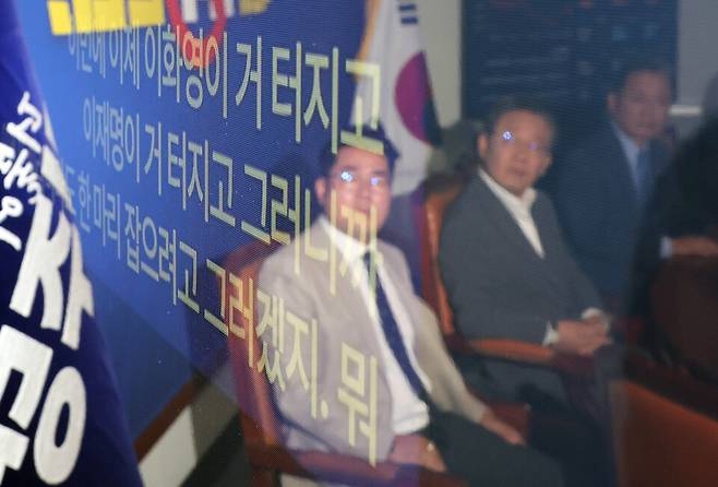 지난 2024년 6월19일 오전 서울 여의도 국회에서 열린 더불어민주당 최고위원회에서 '쌍방울 대북 송금'에 대한 발언을 들으며 관련 영상을 보는 이재명 대통령(당시 민주당 대표) 모습이 모니터에 비치고 있다. ⓒ연합뉴스