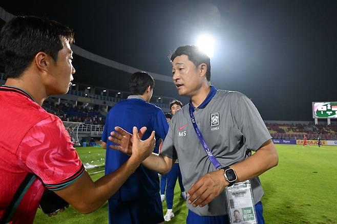 이민성 감독(오른쪽)이 이끄는 U-22 축구국가대표팀이 다음달 6일부터 15일까지 사우디 전훈을 실시한다. 내년 U-23 아시안컵을 대비하고자 일부 해외파도 소집해 전력의 완성도를 높이고자 한다. 사진제공│대한축구협회