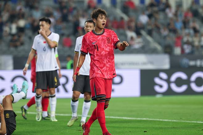 축구국가대표팀 수비수 김주성이 7월 용인미르스타디움에서 열린 중국과 동아시아축구연맹(EAFF) E-1 챔피언십 중국전에서 골을 넣은 뒤 미소 짓고 있다. 사진제공｜대한축구협회