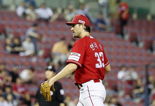 SSG 앤더슨(사진)은 경기 중 상대를 자극하는 불필요한 행동을 종종 저지른다. 이숭용 SSG 감독은 상대에 최대한 오해를 사지 않도록 앤더슨을 관리하겠다는 뜻을 전했다.｜뉴시스