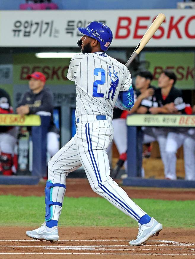 삼성 디아즈(왼쪽)가 30일 대구 KIA전에서 홈런을 뽑으며 KBO리그에 3명뿐이었던 ‘50홈런 클럽’에 가입했다. 1회말 홈런을 쳐낸 뒤 타구를 응시하고 있는 디아즈. 대구｜뉴시스