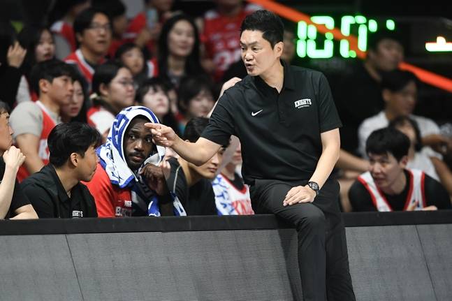 전희철 SK 감독이 소노와 오픈매치에서 선수들과 대화를 하고 있다. /사진=KBL