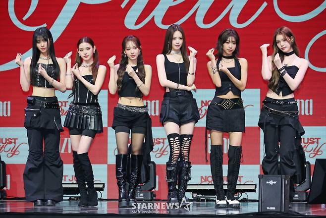 걸그룹 이즈나(izna)가 30일 오후 서울 광진구 예스24라이브홀에서 진행된 미니 2집 '낫 저스트 프리티'(Not Just Pretty) 발매기념 쇼케이스에서 포즈를 취하고 있다.  이번 앨범에는 타이틀곡 ‘Mamma Mia'(맘마미아)를 비롯해 ‘Supercrush'(슈퍼크러시), ‘Racecar'(레이스카), ‘빗속에서’, 'SIGN'(사인)(Remix)까지 총 5곡이 수록됐다. /2025.09.30 /사진=이동훈 photoguy@