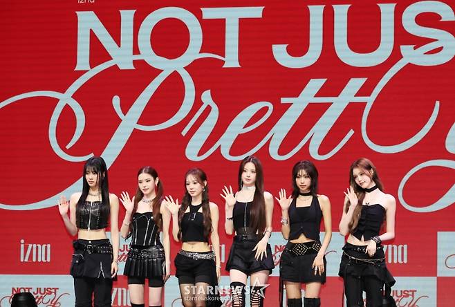걸그룹 이즈나(izna)가 30일 오후 서울 광진구 예스24라이브홀에서 진행된 미니 2집 '낫 저스트 프리티'(Not Just Pretty) 발매기념 쇼케이스에서 포즈를 취하고 있다.  이번 앨범에는 타이틀곡 ‘Mamma Mia'(맘마미아)를 비롯해 ‘Supercrush'(슈퍼크러시), ‘Racecar'(레이스카), ‘빗속에서’, 'SIGN'(사인)(Remix)까지 총 5곡이 수록됐다. /2025.09.30 /사진=이동훈 photoguy@