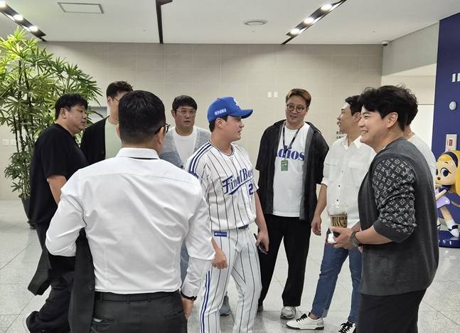 삼성 오승환(가운데)이 30일 대구 삼성 라이온즈 파크에서 1982년생 동갑내기 친구들과 인사를 나누고 있다. /사진=SSG 랜더스 제공