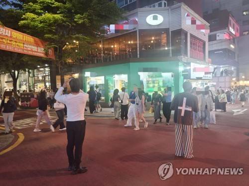 홍대 밤거리 (서울=연합뉴스) 서윤호 인턴기자 = 지난 22일 저녁 홍대입구역 인근 번화가의 모습. 2025.09.30