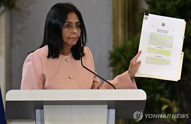 29일(현지시간) '비상사태 법령' 문서 들어보이는 베네수엘라 부통령 [카라카스 AFP=연합뉴스. 재판매 및 DB 금지]