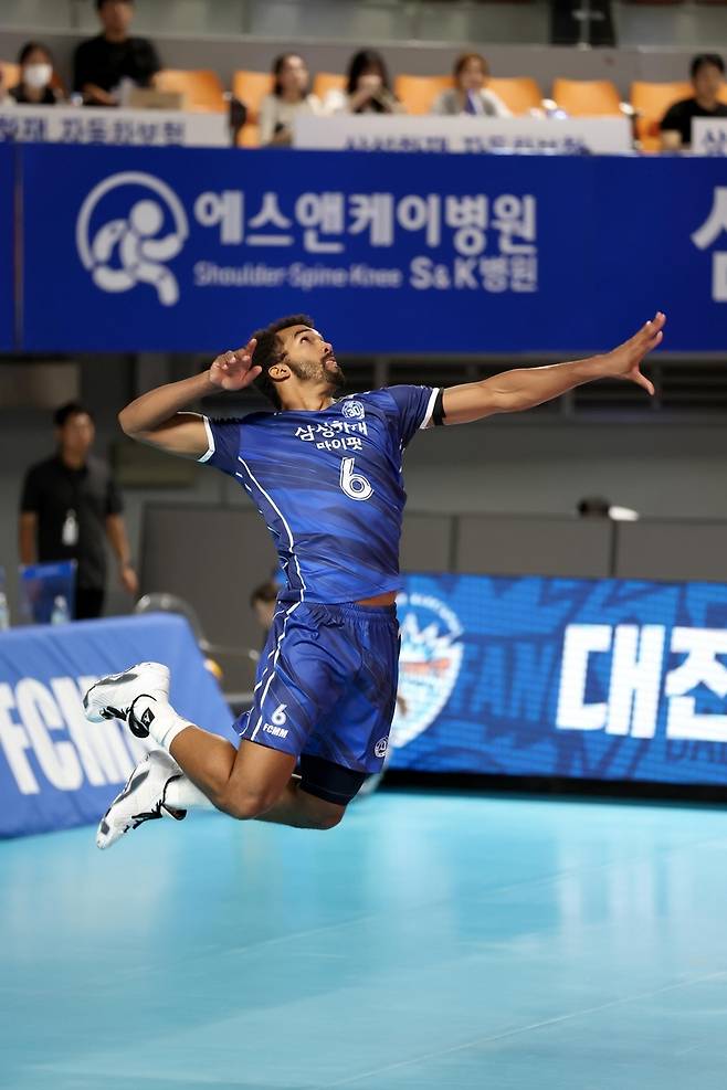 스파이크하는 삼성화재의 아히  [삼성화재 배구단 제공. 재판매 및 DB 금지]