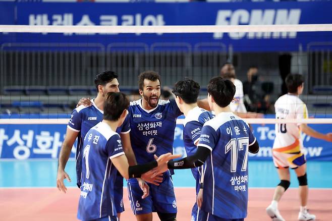 일본 도레이와 연습경기에 나선 아히(중앙)와 도산지(아히 왼쪽)  [삼성화재 배구단 제공. 재판매 및 DB 금지]