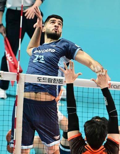 공격하는 우리카드의 알리  [한국배구연맹 제공. 재판매 및 DB 금지]