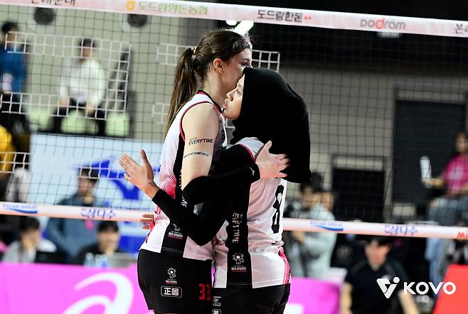 정관장의 공격을 이끌었던 부키리치(왼쪽)와 메가 [한국배구연맹 제공. 재판매 및 DB 금지]