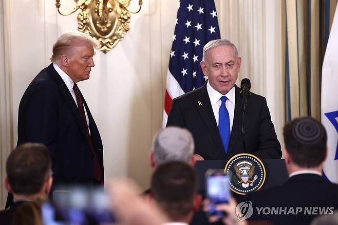 도널드 트럼프 미국 대통령과 베냐민 네타냐후 이스라엘 총리가 29일(현지시간) 미국 백악관에서 정상회담 직후 기자회견을 하고 있다. [EPA=연합뉴스]