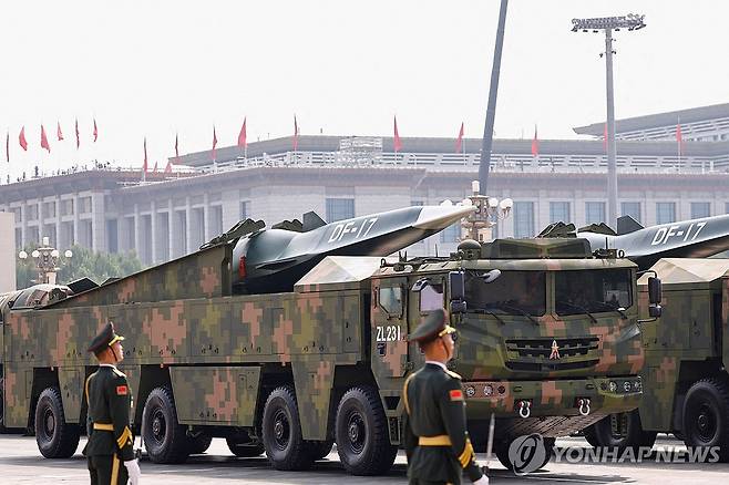 중국 전승절 80주년 열병식에 등장한 극초음속 미사일 DF-17 [로이터=연합뉴스. 재판매 및 DB 금지]