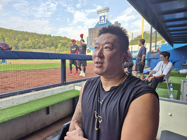 인터뷰하는 KIA 타이거즈 최형우 (대구=연합뉴스) 김경윤 기자 = KIA 타이거즈 최형우가 30일 대구삼성라이온즈파크에서 열리는 2025 프로야구 삼성 라이온즈와 방문 경기를 앞두고 인터뷰하고 있다. 2025.9.30. cycle@yna.co.kr