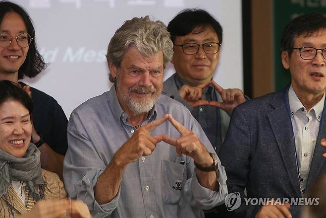 세계적 산악인 '라인홀트 메스너' (울산=연합뉴스) 장영은 기자 = 주말 휴일인 27일 울산 울주군에서 열리는 국내 유일 국제산악영화제인 제10회 울산울주세계산악영화제가 개막 이틀째를 맞은 가운데 영화제를 위해 한국 울산을 방문한 세계적인 산악인 라인홀트 메스너가  '글로컬 알피니즘 포럼:라인홀트 메스너와 한국의 등반가들' 행사장을 찾았다. 2025.9.27 young@yna.co.kr