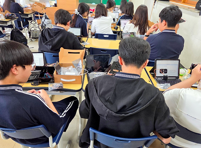 ▲ 서해고등학교 학생들이 주제융합 프로그램을 진행하고 있다. /사진제공=서해고등학교