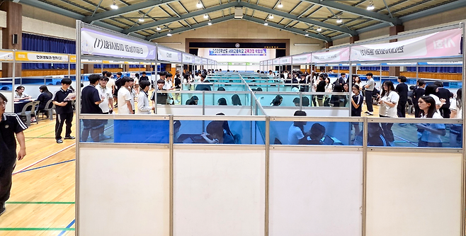 ▲ 서해고등학교 학생들이 진로특강을 받고 있다. /사진제공=서해고등학교