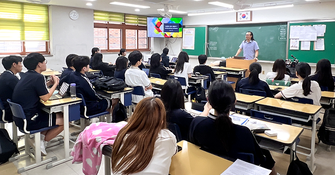 ▲&nbsp;서해고등학교 학생들이 진로특강을 받고 있다.&nbsp;/사진제공=서해고등학교