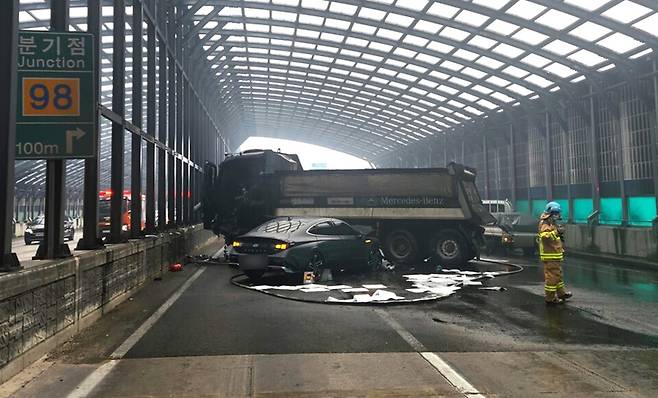 ▲ 양주시 광사IC 부근 의정부 방향에서 덤프트럭이 중앙분리대를 들이받은 뒤 불이 났다. 이후 뒤따르던 승용차가 덤프트럭과 추돌하는 사고가 났다./사진제공=경기북부소방재난본부