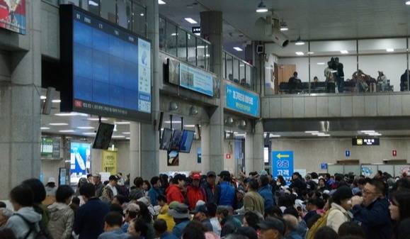 여객들로 붐비는 인천항 연안여객터미널 [사진 = 이장원 기자]