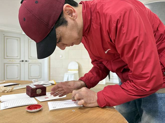 26일 배재대에서 열린 외국인 유학생 대상 도장만들기 체험 행사에서 파루흐 씨가 직접 만든 도장을 찍어보는 모습 (사진=정바름 기자)