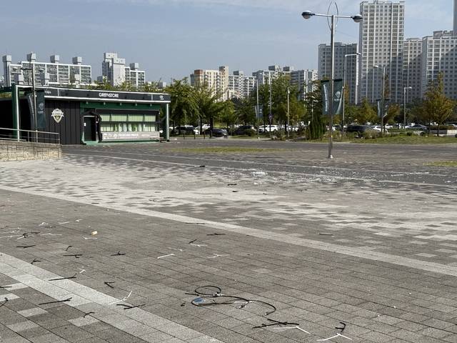 1일 전주월드컵경기장 광장에 케이블타이, 쓰레기 등이 나뒹굴고 있다. 박현우 기자