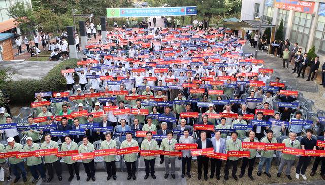 김관영 도지사와 정강선 전북도체육회장을 비롯한 전북선수단이 1일 전북체육회관 야외광장에서 열린 106회 전국체전 전북선수단 결단식에서 기념촬영을 하고 있다. 조현욱 기자