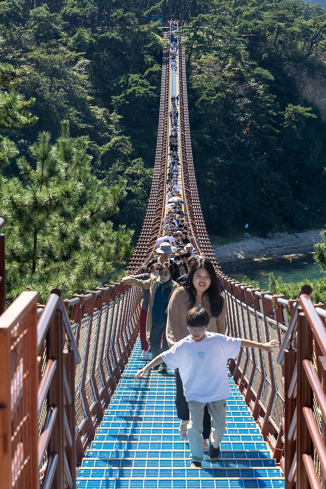 추석 연휴가 닷새째 이어지고 있는 지난 2일 울산 동구 대왕암공원 출렁다리에서 시민들이 다리를 건너며 청명한 가을 하늘을 즐기고 있다. 울산매일포토뱅크