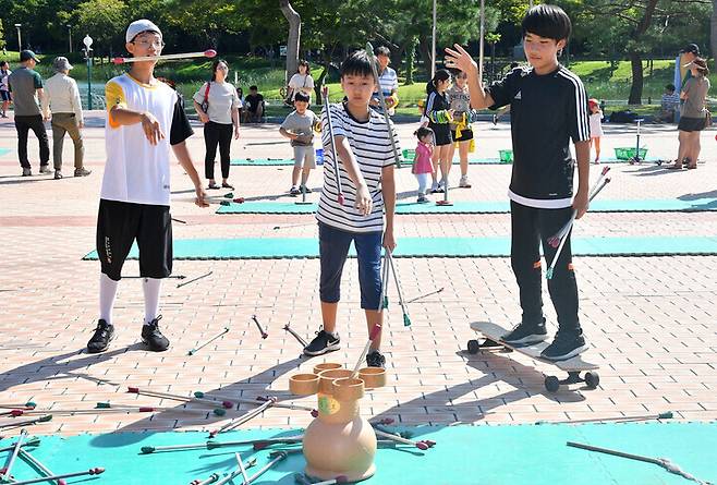 추석연휴 울산대공원을 찾은 시민들이 투호 등 전통민속놀이를 하며 즐거운 시간을 보내고 있다. 울산매일 포토뱅크