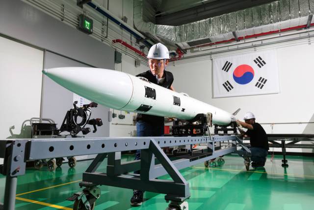 구미산단 내 LIG넥스원 구미하우스 생산시설에서 중거리 지대공 미사일