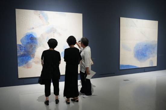 지난 7월 10일 경남도립미술관에서 열린 2025년 2차 전시 개막식을 찾은 이들이 '권영석: 생(生)이라는 우주'展을 감상하고 있다. 경남일보DB