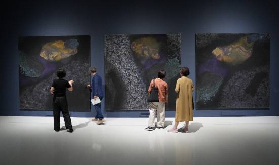 지난 7월 10일 경남도립미술관에서 열린 2025년 2차 전시 개막식을 찾은 이들이 '권영석: 생(生)이라는 우주'展을 감상하고 있다. 경남일보DB