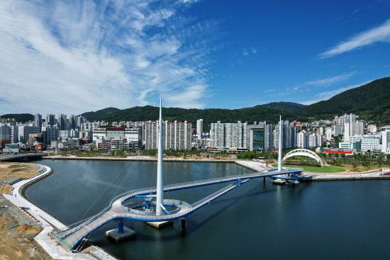 마산해양신도시 보도교.