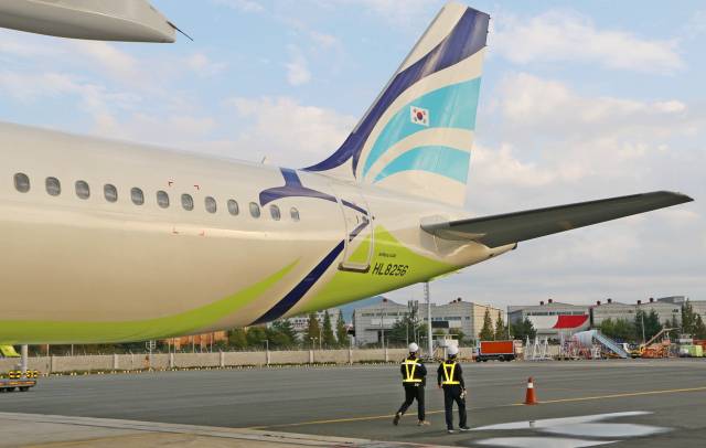 에어부산 정비사들이 10월 1일 오전 첫 운항을 앞둔 도입 항공기를 점검하고 있다. 에어부산 제공