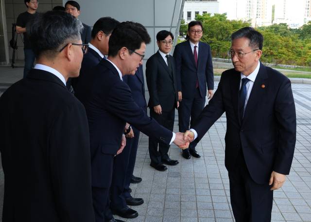 정성호 법무부 장관이 1일 오후 부산 연제구 부산 검찰청사를 찾아 부산고검·지검 간부들과 인사를 하고 있다. 연합뉴스