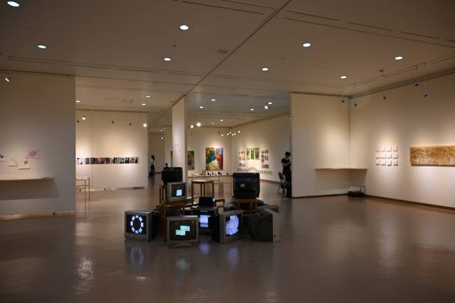 사림153의 세 번째 단초전 ‘사라진 정원 속에 레이플로렛’에서 관람객들이 작품을 관람하고 있다.