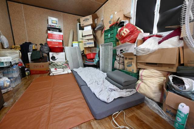 산청군 산청읍 내수마을에서 산사태로 주택 파손 피해을 입은 주민이 거주하는 컨테이너 집에 1인용 매트등 생활용품이 쌓여있다./김승권 기자/